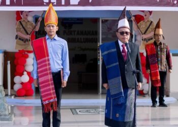 Upacara pengibaran bendera Merah Putih di depan kantor Pertanahan Simalungun yang dipimpin oleh Kepala Kantor Pertanahan Simalungun, Drs. Moren Naibaho, M.Si.