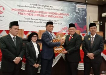 Dewan Perwakilan Rakyat Daerah (DPRD) Kabupaten Ogan Komering Ilir (OKI) menggelar rapat paripurna mendengarkan pidato kenegaraan Presiden Joko Widodo dalam rangka Dirgahayu Kemerdekaan Republik Indonesia ke-79 tahun 2024 melalui siaran langsung di media televisi, Jum"at (16/8/2024).