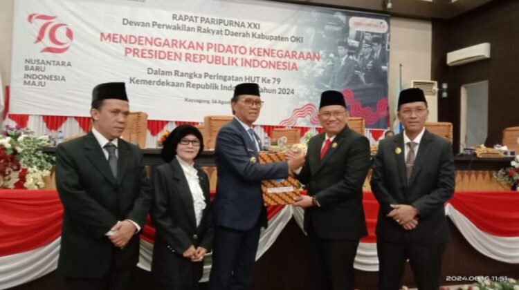Dewan Perwakilan Rakyat Daerah (DPRD) Kabupaten Ogan Komering Ilir (OKI) menggelar rapat paripurna mendengarkan pidato kenegaraan Presiden Joko Widodo dalam rangka Dirgahayu Kemerdekaan Republik Indonesia ke-79 tahun 2024 melalui siaran langsung di media televisi, Jum"at (16/8/2024).