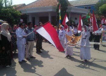 Nampak masyarakat sangat antusias mengikuti jalanya Pawai Karnaval yang berlangsung Sabtu Siang (17/8/24). Tidak ketinggalan group Drum band dari SD Pacul 01 dan 02 ikut menyemarakan kegiatan dalam rangka memperingati HUT RI tersebut.