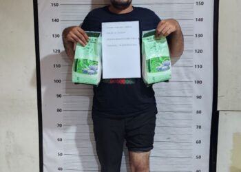 DITEMBAK: Tersangka kurir narkoba berinisial FS ditembak personel Satres Narkoba dan kini diamankan di Polrestabes Medan berikut barang bukti 2 Kg sabu, Selasa (20/8/2024).(Foto Dok/Polrestabes)