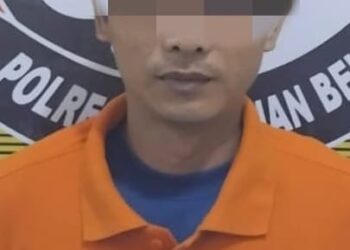 DITANGKAP: Seorang pria, tersangka pengedar sabu, diamankan di Mapolres Pelabuhan Belawan, Selasa (20/8/2024), setelah ditangkap dari kawasan Pasar 6, Desa Helvetia.(Foto Dok/Polres Belawan)