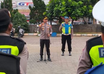 Kapolres Purbalingga AKBP Rosyid Hartanto, S.H., S.I.K., M.H. memimpin apel pagi para perwira di halaman Taman Usman Janatin Purbalingga, Selasa (20/8/2024). Kegiatan dilaksanakan pukul 06.00 WIB. Kegiatan dihadiri oleh Wakapolres Purbalingga Kompol Donni Krestanto bersama pejabat utama polres. Sedangkan peserta apel adalah seluruh personel Polres Purbalingga berpangkat perwira.