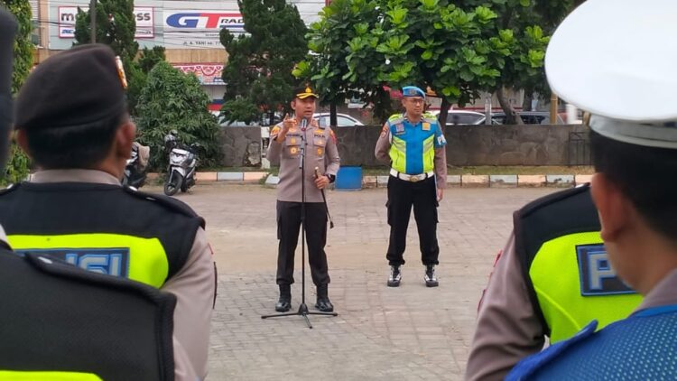 Kapolres Purbalingga AKBP Rosyid Hartanto, S.H., S.I.K., M.H. memimpin apel pagi para perwira di halaman Taman Usman Janatin Purbalingga, Selasa (20/8/2024). Kegiatan dilaksanakan pukul 06.00 WIB. Kegiatan dihadiri oleh Wakapolres Purbalingga Kompol Donni Krestanto bersama pejabat utama polres. Sedangkan peserta apel adalah seluruh personel Polres Purbalingga berpangkat perwira.