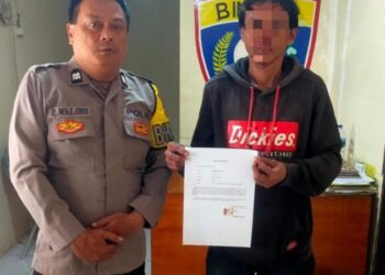 Bhabinkamtibmas Polsek Tuminting berhasil melakukan tindakan cepat dalam menangani keributan yang terjadi di Kelurahan Sindulang Satu, Lingkungan 2, Kecamatan Tuminting, Kota Manado. Kejadian ini berawal dari laporan masyarakat setempat mengenai seorang warga yang dalam keadaan mabuk dan membuat keributan di lingkungan tersebut, Minggu (18/8/2024).