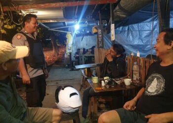 Polsek Tuminting meluncurkan program inovatif bertajuk “Sibulan” (Sikat Pemabuk Jalanan) sebagai upaya pencegahan kejahatan malam hari di wilayahnya. Program ini bertujuan untuk menindak tegas pelanggaran hukum terkait konsumsi alkohol di jalanan, yang seringkali berpotensi menimbulkan tindak kriminal, Minggu ( 18/8/2024) malam.