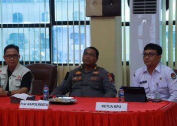 Polresta Manado mengadakan Rapat Koordinasi Lintas Sektoral Pengamanan Pilkada Serentak 2024 yang dipimpin langsung oleh Kepala Bidang Teknologi Informasi dan Komunikasi (Kabid TIK) Polda Sulut, Kombes Pol F.X. Winardi, yang juga menjabat sebagai Pejabat Pelaksana Harian (PLH) Kapolresta Manado. Rapat ini bertujuan untuk menyusun strategi dan memastikan koordinasi yang efektif dalam pengamanan Pilkada yang akan berlangsung pada tahun 2024, Senin (19/8/2024).