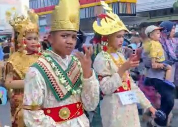 Masyarakat Ogan Komering Ilir dengan semarak, antusias mengikuti dan menyaksikan parade budaya dan karnaval busana dalam rangka memperinggati HUT ke-79 RI di Kayuagung pada Selasa (20/8/24).