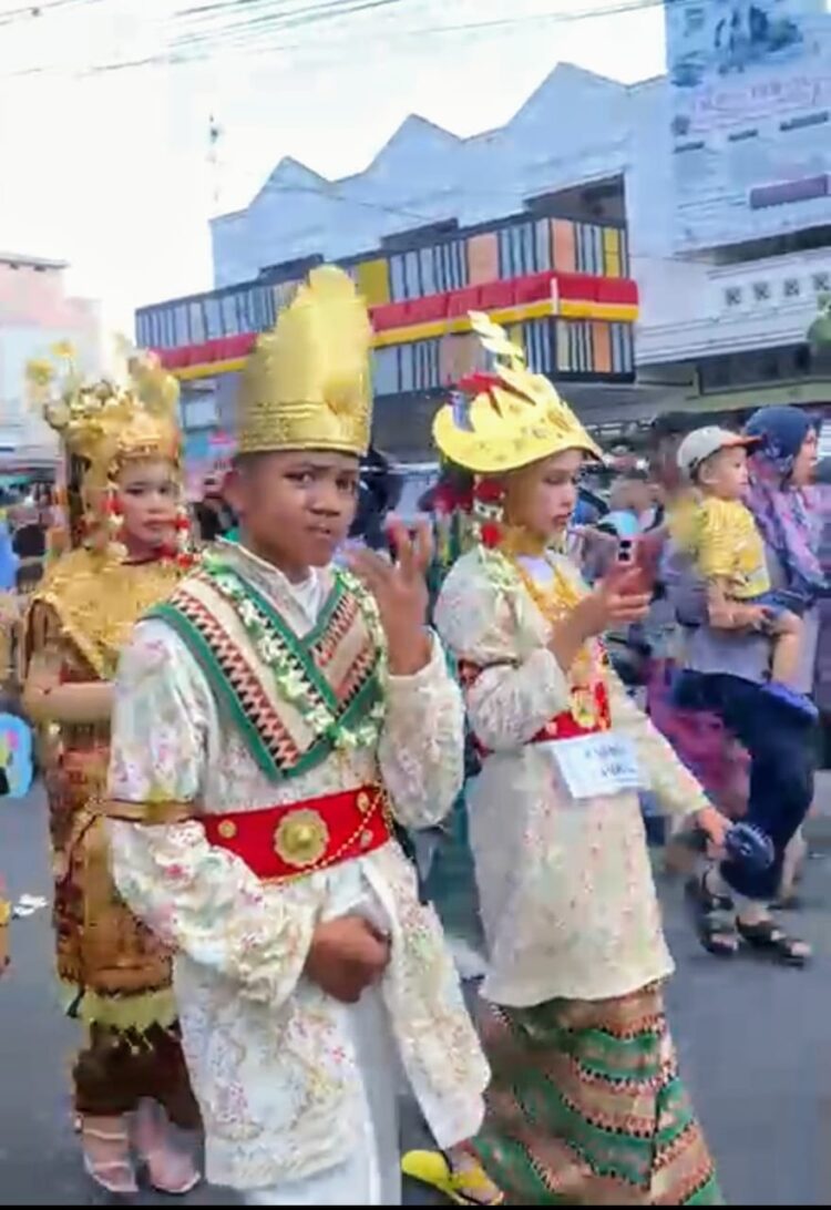 Masyarakat Ogan Komering Ilir dengan semarak, antusias mengikuti dan menyaksikan parade budaya dan karnaval busana dalam rangka memperinggati HUT ke-79 RI di Kayuagung pada Selasa (20/8/24).