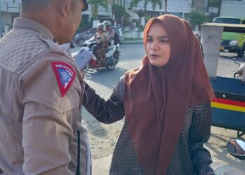 Satlantas Polres Lhokseumawe melaksanakan operasi sosialisasi dan penindakan di Kawasan Tertib Lalu Lintas (KTL) Kota Lhokseumawe, Rabu (21/82024). Kegiatan ini dipimpin langsung oleh Kasat Lantas Polres Lhokseumawe, dengan dukungan dari KBO Satlantas, Kanit Turjawali, Kanit Kamsel, dan sejumlah personel Satlantas lainnya.