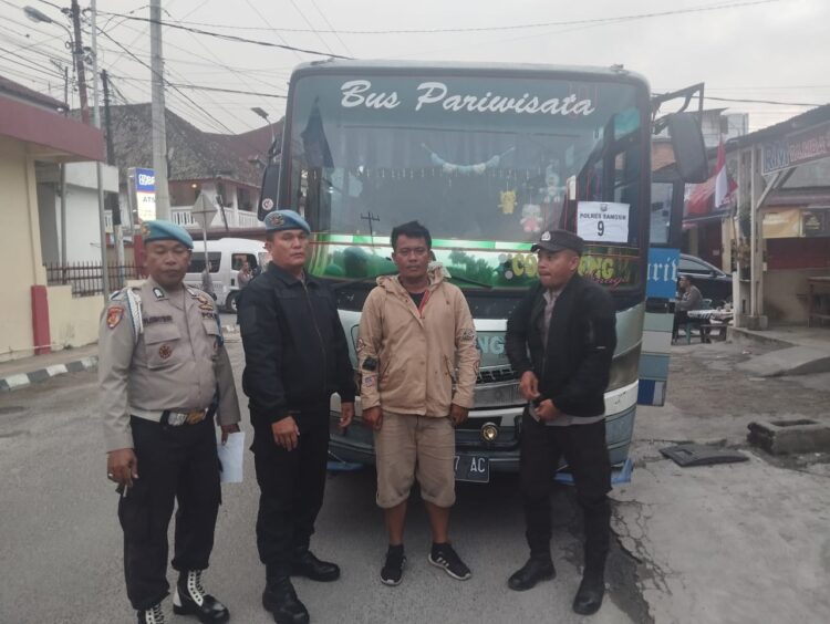 Rombongan masyarakat Kabupaten Samosir, yang berjumlah 325 (tiga ratus dua puluh lima) orang, berangkat menuju lokasi acara di Kabupaten Dairi pada pukul 05.30 WIB dari depan Mako Polres Samosir. Mereka dikawal oleh personel Sat Lantas Polres Samosir menggunakan kendaraan dinas, sementara warga diangkut menggunakan 14 (empat belas) bus. Setiap bus didampingi oleh satu personel Polres Samosir untuk memastikan keamanan dan kelancaran perjalanan.