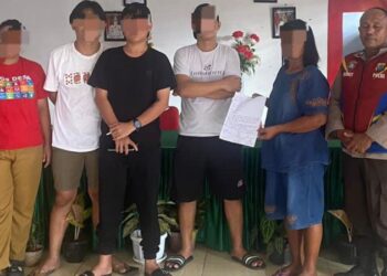Bhabinkamtibmas Polsek Wori, Bripka Arif Hidayat, berhasil menyelesaikan masalah perbuatan tidak menyenangkan yang meresahkan warga Desa Tal-Bantik. Tindakan ini merupakan respons atas laporan dan pengaduan yang diterima dari masyarakat setempat kepada pemerintah desa, Selasa (20/8/2024).