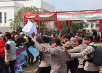 Polres Ogan Ilir bersama dengan Sat Brimob Kompi 2 dan Dinas Kesehatan Kabupaten Ogan Ilir, Dinas PBK dan yang lainnya mengadakan latihan Sistem Pengamanan Kota (Sispamkota). Latihan ini merupakan bagian dari Operasi Mantap Praja Musi 2024 dan berlangsung di Kantor DPRD Kabupaten Ogan Ilir, Rabu (21/08/2024) Pagi