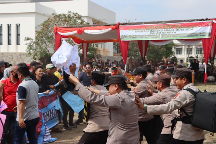 Polres Ogan Ilir bersama dengan Sat Brimob Kompi 2 dan Dinas Kesehatan Kabupaten Ogan Ilir, Dinas PBK dan yang lainnya mengadakan latihan Sistem Pengamanan Kota (Sispamkota). Latihan ini merupakan bagian dari Operasi Mantap Praja Musi 2024 dan berlangsung di Kantor DPRD Kabupaten Ogan Ilir, Rabu (21/08/2024) Pagi