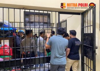 Kasat Tahti Polres Wajo Ipda Annas, Wakil Perwira Pengawas (Pawas) Ipda Edy Samsuri, Kanit 1 SPKT Ipda Baharuddin bersama seluruh piket fungsi Polres Wajo melakukan pengecekan ke ruang tahanan Senin (5/8/24), sekitar pukul 21.15 Wita.