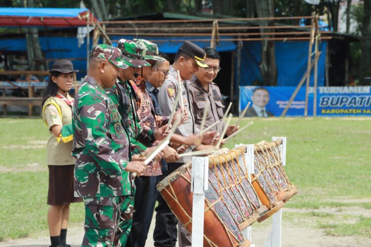Kegiatan penutupan program TMMD ini dilaksanakan dengan upacara yang berlangsung di Tanah Lapang Pangururan, Kelurahan Pasar Pangururan, Kecamatan Pangururan, Kabupaten Samosir. Upacara tersebut dipimpin oleh Inspektur Upacara, Danrem 023/KS Kolonel Inf Lukman Hakim dan dihadiri oleh berbagai pejabat daerah, termasuk Bupati Samosir Vandiko T. Gultom, ST, Dandim 0210/TU Letkol INF Saiful Rizal, Wakapolres Samosir Kompol ST Panggabean, SH, Kapolsek Harian Kompol Efendi Abbas serta sejumlah tokoh masyarakat dan unsur pimpinan lainnya.