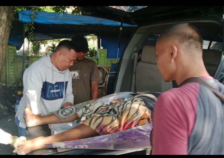 EVAKUASI: Personil Polsek Patumbak mengevakuasi mayat gelandangan wanita berinisial A (62) di Jalan Panglima Denai Kelurahan Amplas Kecamatan Medan Amplas, tepatnya di Samping kuburan umum Kamis (22/8/2024). (Foto Dok/ Polsek Patumbak)