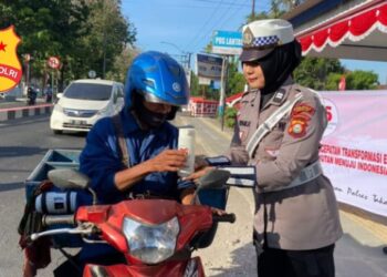 Srikandi Polwan jajaran Polres Takalar menyelenggarakan kegiatan pengaturan arus lalu lintas. Kamis, 22 Agustus 2024. Para polwan-polwan cantik ini menyasar beberapa tempat keramaian diantaranya persimpangan jalan, lalulintas depan sekolah dan pusat perbelanjaan masyarakat.