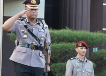 PLH Kapolresta Manado, Kombes Pol FX Winardi Prabowo, memimpin upacara yang khidmat di Lapangan Apel Mako Polresta Manado pada pagi hari ini. Upacara tersebut dihadiri oleh seluruh jajaran Polresta Manado, termasuk para pejabat utama, perwira, serta personel dari berbagai satuan fungsi, Rabu 21/8/2024).