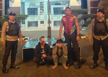 Polsek Wori menerima laporan dari masyarakat terkait kasus pencurian tiang milik PT Telkom yang terjadi di Desa Talawaan Bantik Jaga III, Kabupaten Minahasa Utara. Berdasarkan informasi yang diterima, kejadian tersebut melibatkan sejumlah pelaku yang sedang memuat tiang-tiang besi milik PT Telkom ke dalam mobil Daihatsu Grandmax warna silver tanpa pelat nomor polisi, Rabu (21/8/2024).