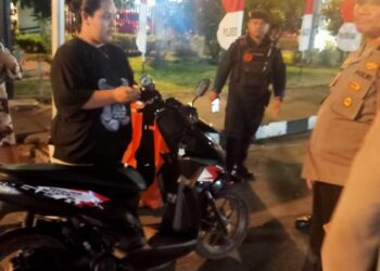 Polresta Manado melaksanakan kegiatan Kegiatan Rutin Yang Ditingkatkan (KRYD) di berbagai wilayah kota. Operasi ini bertujuan untuk mencegah gangguan keamanan dan ketertiban masyarakat (kamtibmas) yang dapat mengancam kenyamanan warga, Selasa (20/8/2024).