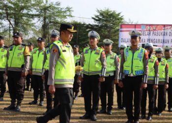 Kapolres Ogan Ilir, AKBP Bagus Suryo Wibowo, S.I.K., memimpin upacara gelar pasukan dalam rangka Operasi Mantap Praja 2024. Upacara ini digelar di lapangan upacara Polres Ogan Ilir pada Jumat, (23/08/ 2024), pukul 08.00 WIB.
