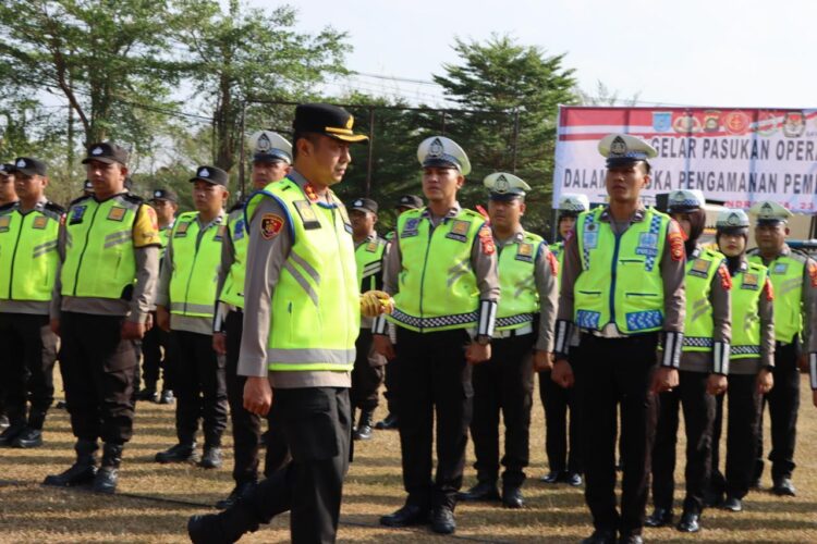 Kapolres Ogan Ilir, AKBP Bagus Suryo Wibowo, S.I.K., memimpin upacara gelar pasukan dalam rangka Operasi Mantap Praja 2024. Upacara ini digelar di lapangan upacara Polres Ogan Ilir pada Jumat, (23/08/ 2024), pukul 08.00 WIB.