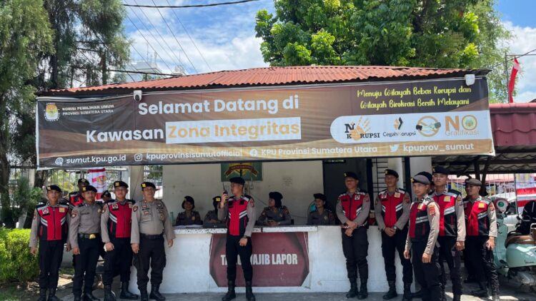 BERI PENGAMANAN: Polda Sumut beri pengamanan dan patroli khusus jelang tahapan pendaftaran dan penetapan pasangan cagub dan cawagub di Kantor KPU dan Bawaslu, Jumat (24/8/2024). (Foto Dok/Polda Sumut)