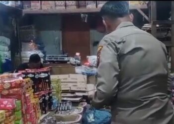 BUJUK: Kapolsek Delitua, Kompol Dedy Dharma membujuk pelaku untuk tidak menyakiti dirinya, Rabu (21/8/2024). (Foto Dok/ Polsek Delitua)