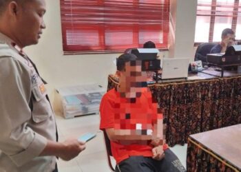 Seorang pria berinisial FK (32) berhasil diamankan oleh warga Kelurahan Pandu, Lingkungan V, Kecamatan Bunaken, Kota Manado, pada Kamis dini hari (22/8/2024). FK, yang berasal dari Kelurahan Mapanget Barat, Lingkungan VIII, diduga terlibat dalam aksi pencurian anjing (doger) bersama empat orang rekannya yang berhasil melarikan diri.