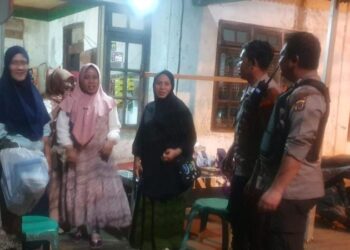 Polsek Tuminting terus meningkatkan upaya keamanan dengan melaksanakan patroli sambang warga di malam hari. Langkah ini diambil untuk memastikan ketertiban dan mencegah potensi gangguan kamtibmas di wilayahnya, Selasa (21/8/2024).