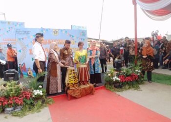 Launching Desa Kreatif di Buka secara resmi oleh Pj.Bupati Asmawa Tosepu ditandai pemukulan alat musik gendang (Foto. Dok: RH/Mitrapolri.com)