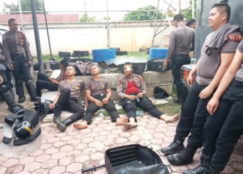 Adapun personel yang terlaku tersebut adalah; Aiptu Wagito, mengalami luka di lengan kiri; Bripka Andre Pradana, luka robek di bawah pelupuk mata kiri; Bripda Harasandhi, luka robek pada jari kelingking kiri; dan Bripda Abdul Rahim, mengalami luka memar pada kepala bagian belakang.