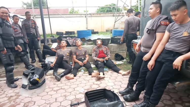 Adapun personel yang terlaku tersebut adalah; Aiptu Wagito, mengalami luka di lengan kiri; Bripka Andre Pradana, luka robek di bawah pelupuk mata kiri; Bripda Harasandhi, luka robek pada jari kelingking kiri; dan Bripda Abdul Rahim, mengalami luka memar pada kepala bagian belakang.
