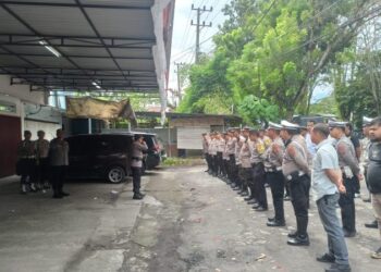 Kepala Bagian Operasional Polresta Manado, Komisaris Polisi Jacky Lapian, memimpin apel pagi di Mapolresta Manado hari ini. Dalam apel tersebut, Kompol Lapian memberikan arahan dan petunjuk penting kepada seluruh personel terkait pelaksanaan tugas pengamanan unjuk rasa (unras) damai yang akan dilakukan oleh beberapa elemen mahasiswa di kota ini, Jumat (23/8/2024).
