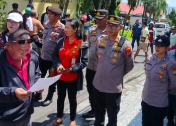 Polsek Malalayang bersama Polresta Manado melaksanakan pengamanan eksekusi rumah di Perum Malalayang Indah Blok E Nomor 12 A, Kelurahan Malalayang Satu Lingkungan X, Kecamatan Malalayang, Kota Manado, Kamis (22/8/2024).