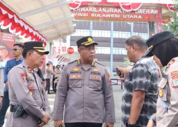 PLH Kapolresta Manado, Kombes Pol FX Winardi Prabowo, memimpin langsung pengamanan aksi unjuk rasa (unras) damai yang digelar oleh sejumlah elemen mahasiswa di Kota Manado. Aksi tersebut berlangsung di Kantor DPRD Provinsi Sulawesi Utara, dan berlangsung dalam suasana yang kondusif berkat pendekatan humanis yang diterapkan oleh pihak kepolisian, Jumat (23/8/2024).