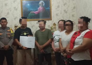 Bhabinkamtibmas Polsek Pineleng berhasil menyelesaikan permasalahan kasus penganiayaan yang terjadi di Desa Pineleng. Melalui pendekatan problem solving yang humanis dan dialogis, Bhabinkamtibmas memediasi kedua belah pihak yang terlibat dalam konflik tersebut, Jumat (23/8/2024).