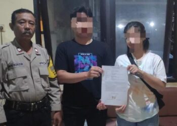 Bhabinkamtibmas Polsek Malalayang kembali menunjukkan perannya sebagai mediator yang efektif. Kali ini, ia berhasil menyelesaikan kasus penganiayaan melalui pendekatan Problem Solving, yang berakhir dengan damai antara kedua belah pihak, Jumat (23/8/2024).