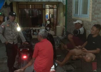 Polsek Tuminting kembali menunjukkan komitmennya dalam menjaga keamanan dan ketertiban masyarakat dengan mengintensifkan kegiatan sambang warga pada malam hari. Kegiatan ini dilaksanakan oleh personel Polsek Tuminting sebagai bagian dari upaya preventif untuk mencegah terjadinya tindak kriminalitas dan menciptakan rasa aman di tengah masyarakat, Kamis (22/8/2024) malam.