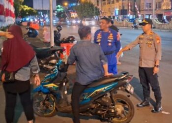 Polresta Manado melaksanakan kegiatan rutin yang dikenal dengan sebutan Kegiatan Rutin Yang Ditingkatkan (KRYD) pada malam hari ini. Operasi ini melibatkan personel gabungan dari berbagai satuan di bawah naungan Polresta Manado, termasuk Sabhara, Reskrim, dan Lantas, serta melibatkan elemen masyarakat setempat, Kamis (22/8/2024) malam.
