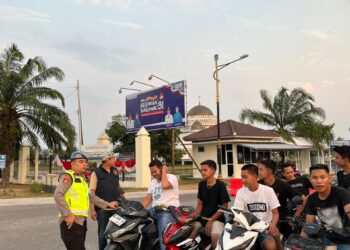 Polsek Indralaya melakukan aksi tegas dengan membubarkan balap liar yang terjadi di Komplek Perkantoran Tanjung Senai, Kabupaten Ogan Ilir, pada Minggu (25/8/2024). Kegiatan ini berlangsung mulai pukul 17.00 WIB dan dipimpin langsung oleh Kanit Reskrim Polsek Indralaya, IPDA Agus Akbar, S.H., didampingi Kanit Samapta Aiptu Suhadi dan Kanit Provos Aiptu Defriansyah.