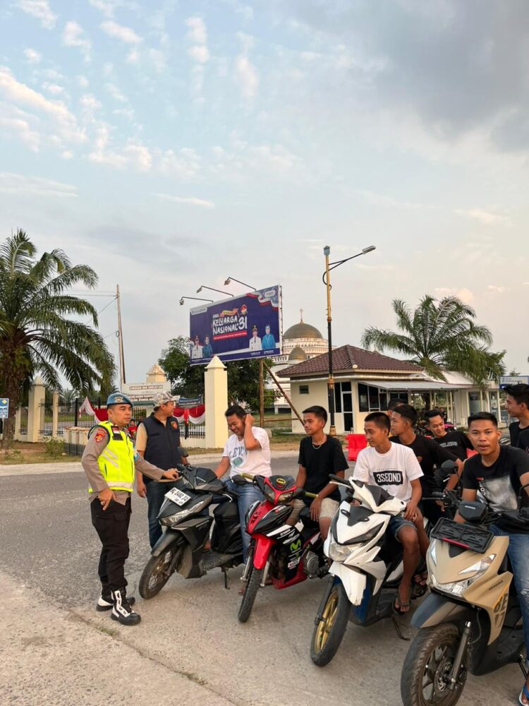 Polsek Indralaya melakukan aksi tegas dengan membubarkan balap liar yang terjadi di Komplek Perkantoran Tanjung Senai, Kabupaten Ogan Ilir, pada Minggu (25/8/2024). Kegiatan ini berlangsung mulai pukul 17.00 WIB dan dipimpin langsung oleh Kanit Reskrim Polsek Indralaya, IPDA Agus Akbar, S.H., didampingi Kanit Samapta Aiptu Suhadi dan Kanit Provos Aiptu Defriansyah.