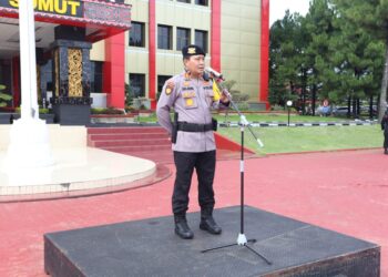 BERI SAMBUTAN: Dirsamapta Polda Sumut, Kombes Pol Dwi Tunggal Jaladri, S.I.K., S.H., M.Hum., memberikan sambutan pada apel pengecekan personel Ops Mantap Praja (OMP) Toba 2024 di lapangan KS Tubun Mapolda Sumut, Senin (26/8/2024). (Foto Dok/ Polda Sumut)