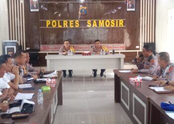 Kapolres Samosir, AKBP Yogie Hardiman S.H., S.I.K., M.H., secara langsung memimpin kegiatan Analisis dan Evaluasi (Anev) Mingguan mengenai perkembangan situasi dan perencanaan kegiatan Polres Samosir. Kegiatan ini berlangsung di Aula Pusuk Buhit, Mako Polres Samosir, dan dihadiri oleh Wakapolres, PJU, para Kanit, serta Kapolsek jajaran.