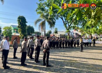 Polres Takalar Polda Sulsel terjunkan ratusan personel gabungan untuk mengamankan prosesi pengambilan sumpah Anggota DPRD terpilih Kabupaten Takalar masa bakti 2024-2029, bertempat di Ruang Sidang Kantor DPRD Kabupaten Takalar, Senin (26/08/24).