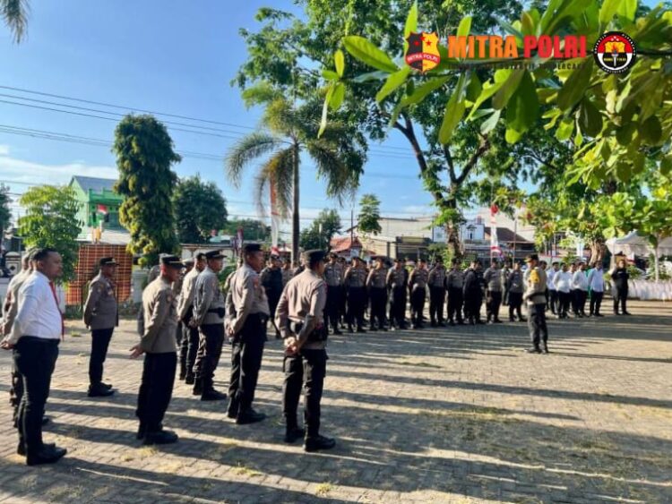 Polres Takalar Polda Sulsel terjunkan ratusan personel gabungan untuk mengamankan prosesi pengambilan sumpah Anggota DPRD terpilih Kabupaten Takalar masa bakti 2024-2029, bertempat di Ruang Sidang Kantor DPRD Kabupaten Takalar, Senin (26/08/24).