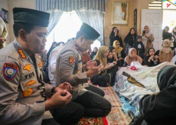 MELAYAT: Wakapolda Sumut Brigjen Pol Rony Samtana, S.IK., M.T.C.P. melayat ke rumah duka Tokoh Agama Almarhum Ustadz Samin Pane di Jalan Pendidikan Pulo Brayan, Senin (26/8/2024). (Foto Dok/ Polda Sumut)