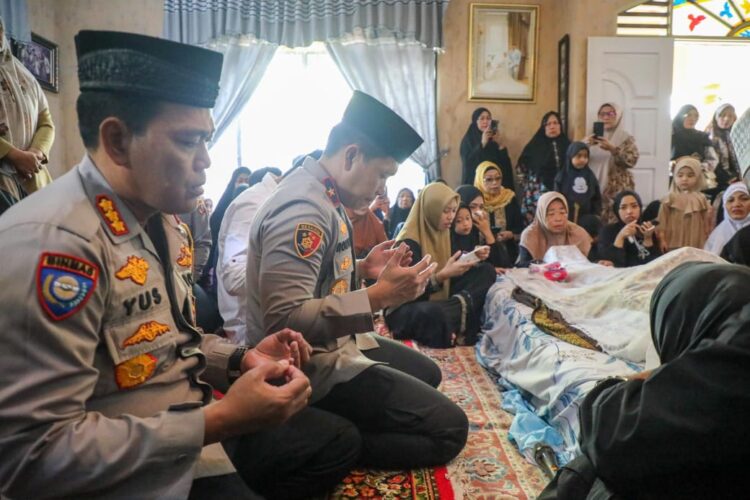 MELAYAT: Wakapolda Sumut Brigjen Pol Rony Samtana, S.IK., M.T.C.P. melayat ke rumah duka Tokoh Agama Almarhum Ustadz Samin Pane di Jalan Pendidikan Pulo Brayan, Senin (26/8/2024). (Foto Dok/ Polda Sumut)