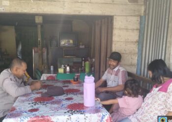 Kapolres Dairi AKBP Agus Bahari, P.A. SIK, SH, M.Si Melalui Personil Bhabinkamtibmas Polsek Tigalingga AIPDA Wajib Dermawan melaksanakan sambang ke warga binaannya, di Pulo Gundur Desa Sumbul Tengah Kabupaten Dairi. Senin (26/08/2024)